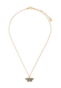 Jemný zlatý náhrdelník s malým motýľovým príveskom s modrými a zelenými smaltovými krídlami.