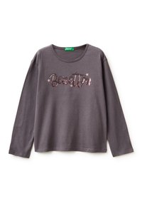 Maglietta a maniche lunghe grigio scuro in morbido cotone. Presenta un logo "Benetton" scintillante in paillettes con accenti a forma di stella.