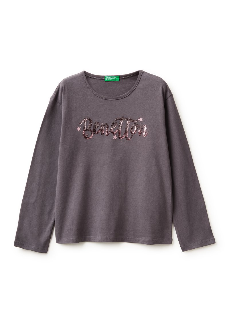 Maglietta a maniche lunghe grigio scuro in morbido cotone. Presenta un logo "Benetton" scintillante in paillettes con accenti a forma di stella.
