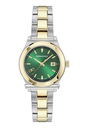 Srebrna in zlata kovinska ročna ura z zelenim številčnico, zlatimi številkami, logotipom Ferragamo in okencem za datum na 3. uri.