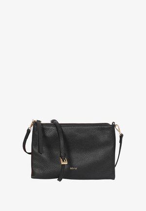 Schwarze Leder-Umhängetasche mit strukturierter Oberfläche, goldfarbenen Beschlägen, Reißverschluss und abnehmbarem Riemen. Mit geprägt eingraviertem Markennamen.