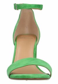 Groene suède high-heel sandaal met een enkele teenband, enkelband en een gladde voering, met een taps toelopend hakontwerp.