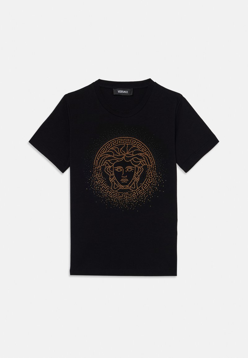 Camiseta de algodón negra con un gráfico de Medusa en dorado, con un patrón texturizado de puntos y acentos de clave griega alrededor de la imagen. Mangas cortas.