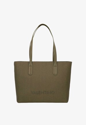 Sac fourre-tout en toile vert olive avec deux poignées souples, présentant un logo embossé à l'avant. Forme rectangulaire avec surface texturée.