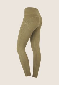 Leggings verde oliva realizzati in tessuto testurizzato, con una vita alta e cuciture curve per un look aderente. Include tasche laterali.