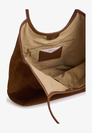 Sac cabas en suède marron avec détails en cuir. L'intérieur est doté d'une doublure beige, d'une poche zippée et d'un emplacement pour carte. Spacieux avec des bords arrondis.