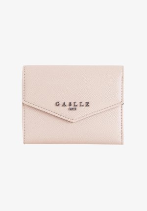 Portafoglio in pelle rosa con texture e design a busta. Caratterizzato da logo argento "GA&LLE" e dettagli di cucitura sottili. Chiusura ripiegata.