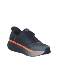 Scarpa da corsa Skechers in blu navy e grigio con una tomaia in rete testurizzata, suola leggera e dettagli arancioni. Presenta un design con una piattaforma ammortizzata.