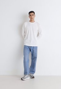 GAP WAFFLE CREW - Ilgarankovis viršutinės dalies drabužis - new off white