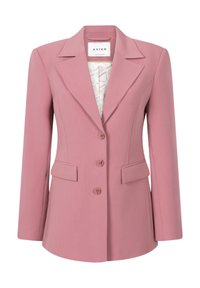 Roze blazer met insnoerende revers, drie knopen en twee voorzakken. Heeft een gestructureerde pasvorm en gladde stof met een patroonvoering.