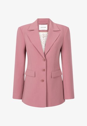 Roze blazer met insnoerende revers, drie knopen en twee voorzakken. Heeft een gestructureerde pasvorm en gladde stof met een patroonvoering.