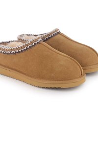 Zapatillas de ante marrón con un forro suave y peludo, diseño de punta redonda y un ribete cosido en contraste a lo largo de la abertura y la suela.