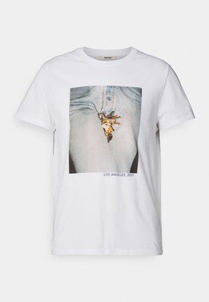 Weißes Baumwoll-T-Shirt mit einem großen Grafikdesign von Jeans und einem Schlüsselanhänger, der Text "LOS ANGELES, 2017" befindet sich am unteren Rand. Kurze Ärmel.