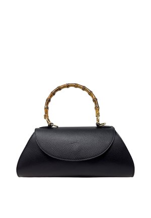 Borsa a mano in pelle nera testurizzata con manico curvo in bambù e chiusura a patta, forma trapezoidale su sfondo bianco.