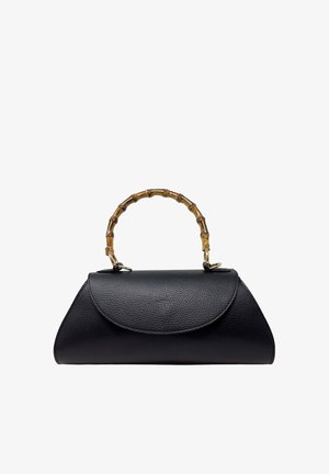Borsa a mano in pelle nera testurizzata con manico curvo in bambù e chiusura a patta, forma trapezoidale su sfondo bianco.