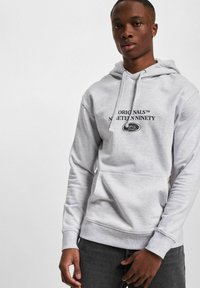Grauer Hoodie aus Baumwollmischung, mit einer Fronttasche, Kapuze mit Kordelzug und einem frontalen Grafiklaptop mit schwarzem Text und ovaler Akzentuierung.