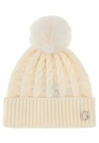 Bonnet en tricot crème avec une texture tressée, décoré de petits strass et d'un pompon duveteux sur le dessus ; présente un bord côtelé et un accent de logo.