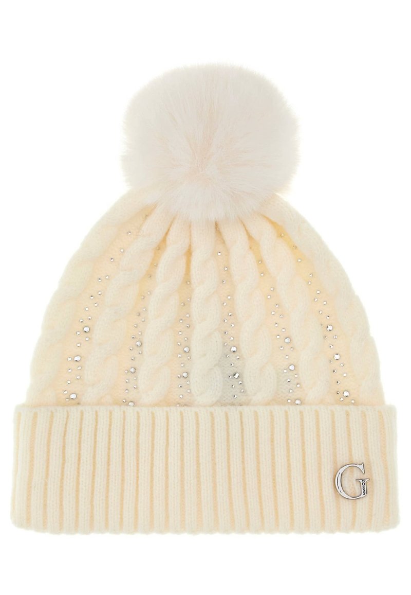 Bonnet en tricot crème avec une texture tressée, décoré de petits strass et d'un pompon duveteux sur le dessus ; présente un bord côtelé et un accent de logo.