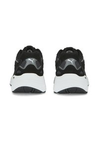 Svarta och grå sportskor med överdel i mocka och mesh, vadderad krage, vit mellansula och svart texturerad gummisula. Puma-logotyp på hälen.