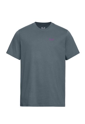 T-shirt en coton gris avec un col rond, des manches courtes, et un petit logo rose sur le côté gauche de la poitrine. Texture lisse, coupe décontractée.