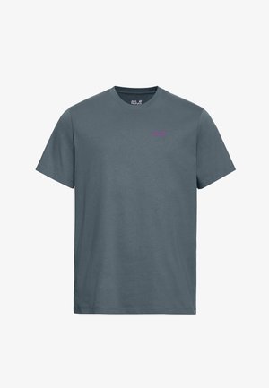 T-shirt en coton gris avec un col rond, des manches courtes, et un petit logo rose sur le côté gauche de la poitrine. Texture lisse, coupe décontractée.