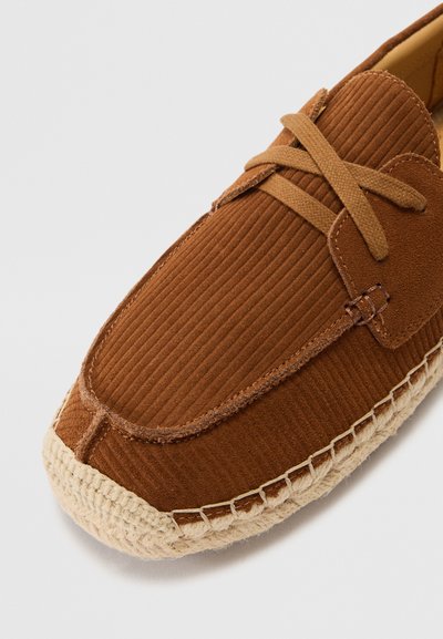 Emporio Armani Loaferit/pistokkaat - cognac