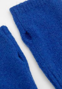 Blauer gestrickter Stoff mit einer weichen Textur, der zwei Öffnungen und einen gerippten Rand aufweist. Das Strickmuster zeigt ein lockeres, flauschiges Aussehen.