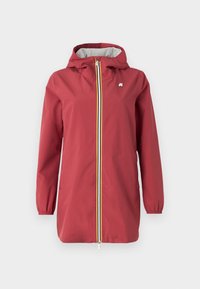 Jachetă ușoară roșie cu glugă, manșete elastice și un fermoar pe toată lungimea frontală. Are un căptușeală gri și un logo pe piept.