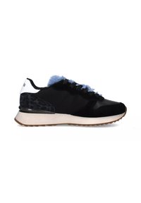 Sneaker sportive nere con una parte superiore testurizzata, accenti di pelliccia sintetica blu chiaro e un tallone in contrasto bianco e nero. Suola in gomma con un leggero rialzo.