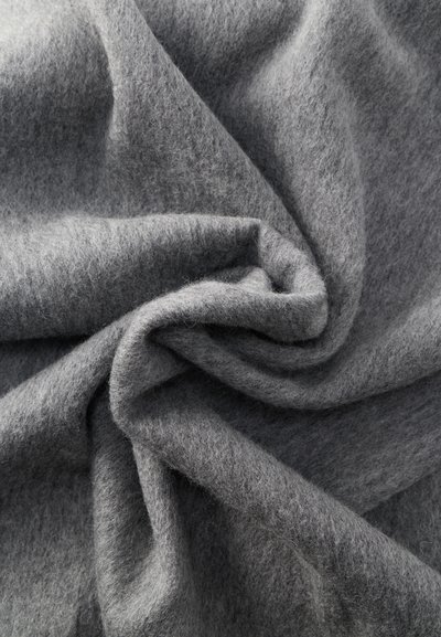 Lágy, szürke gyapjúszövet, amely finom redőkbe csavarodott, texturált, bolyhos felületet és kellemes, meleg megjelenést mutatva.