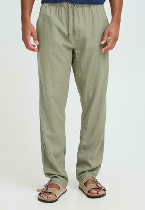 Lyse olivengrønne, lette bukser med elastisk talje og justerbar snor; har en afslappet pasform og lige ben.