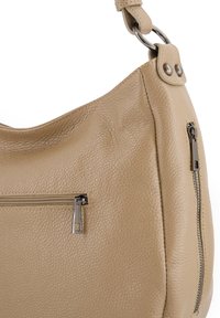Sac à épaule en cuir beige avec surface texturée, doté d'une poche zippée et d'accents en métal. Design courbé avec attache pour sangle.