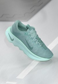 Nike trkačka cipela u svijetloj mint zelenoj boji. Sadrži teksturiranu mrežastu gornji dio, zatvaranje na vezanje i podržavajuću podlogu s valovitom dizajnom.