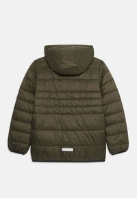 Veste rembourrée vert foncé avec capuche, poignets élastiques, couture horizontale, et une petite bande réfléchissante près du bas à l'arrière.