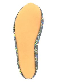 Voetbed inlegzool met een gewatteerde oranje basis, bedekt met grijs textiel en een kleurrijk voertuigenpatroon langs de randen.