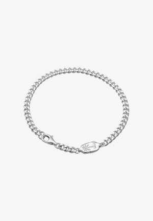 Hõbedane ketigaeumine käevõru, millel on omavahel seotud lingid, vähklukuga ja dekoratiivne talisman, millel on graveeritud muster. Sile metalline viimistlus.