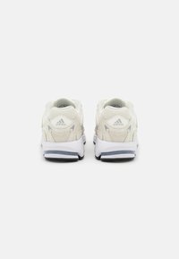 adidas Originals RESPONSE CL - Športni copati - white tint/silver metallic