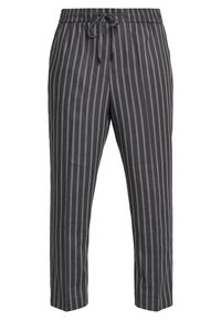Harmaa raidalliset housut, joissa on joustava vyötärö ja säädettävä nyöri. Kangas näyttää sileältä, kevyt rakenne ja suora leikkaus.