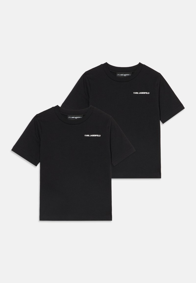 Deux t-shirts noirs à manches courtes avec "Karl Lagerfeld" imprimé en blanc sur la poitrine gauche, posés à plat et superposés sur un fond blanc.