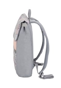 Sac à dos en tissu gris avec un rabat à motif floral, des bretelles rembourrées et une poche latérale. Texture lisse et design léger.