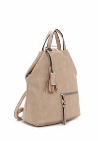 Zaino in finta pelle beige con finitura testurizzata, tasca frontale con zip e nappina decorativa. Dispone di doppi manici superiori e spallacci regolabili.