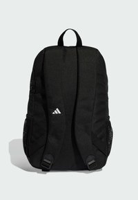 Czarny plecak z wyściełanymi paskami, siateczkowymi bocznymi kieszeniami i małym białym logo. Posiada prostokątny kształt i teksturowany materiał.