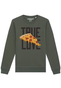 Olijfgroene sweatshirt met een graphic van een pizzapunt met harten en de tekst "TRUE LOVE" in vetgedrukte zwarte letters.