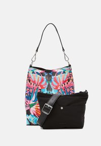 Tropisk blomster-mønsteret taske med håndtag i sort læder, parret med en helt sort crossover-taske med et sølvspænde og knap.