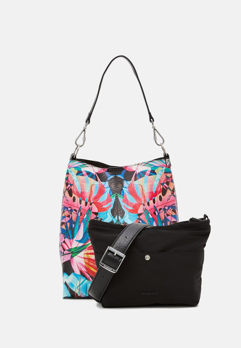 Tropisk blomster-mønsteret taske med håndtag i sort læder, parret med en helt sort crossover-taske med et sølvspænde og knap.