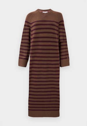 Robe tricotée à rayures marron et bordeaux, mi-longue, avec un col rond et des manches trois-quarts. Détails à bord côtes au niveau des poignets et de l'ourlet.