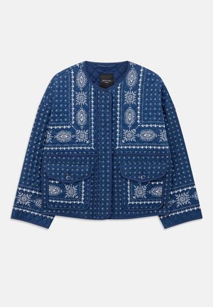 Veste matelassée bleue avec des motifs paisley et floraux blancs, encolure ronde, fermeture boutonnée à l'avant et deux grandes poches à rabat boutonnées.