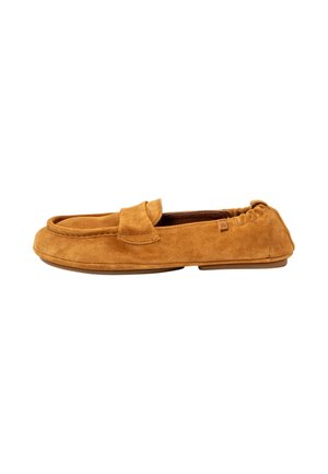 Lichtbruine suède loafer met platte zool, mocassinachtige stiksels en elastische geplooide hiel voor een strakke pasvorm.