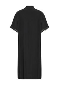 Melnā brīvi pieguļoša kleita ar īsām piedurknēm un mežģīņu apdari apakšmalā. Mīksts, viegls audums ar atbrīvotu siluetu.