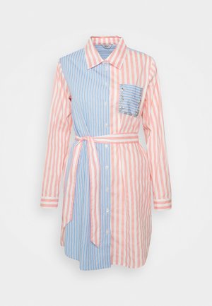 Vestido camisa de manga larga con rayas verticales rosas y azules, cintura con cinturón, botones delanteros y un bolsillo a rayas azules con adornos plateados.